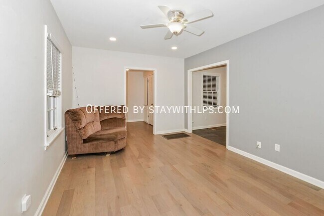 Building Photo - 820 Loeb St