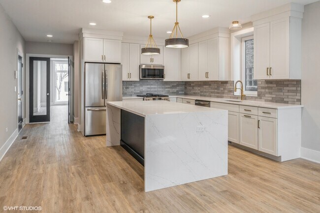 Building Photo - 1647 W Irving Park Rd