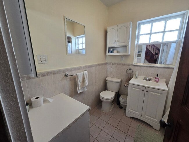 Building Photo - Charming duplex - Deck - Parking - Laundry