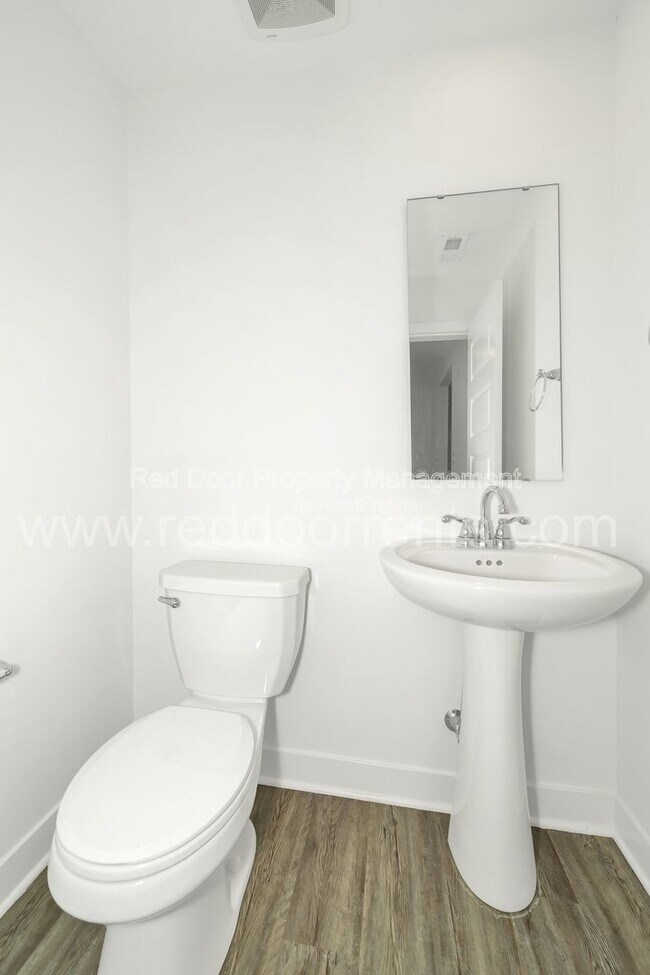 Building Photo - 6380 Apperson Dr