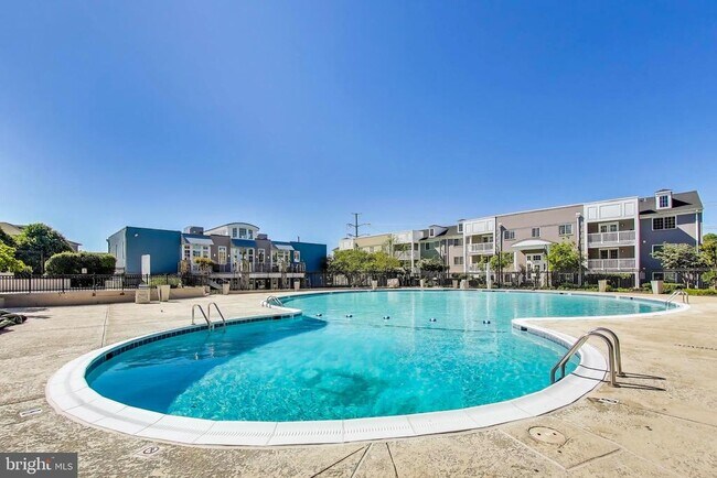 Building Photo - 4139 S Four Mile Run Dr