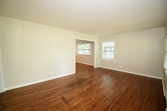 Building Photo - 10 S 106th E Pl