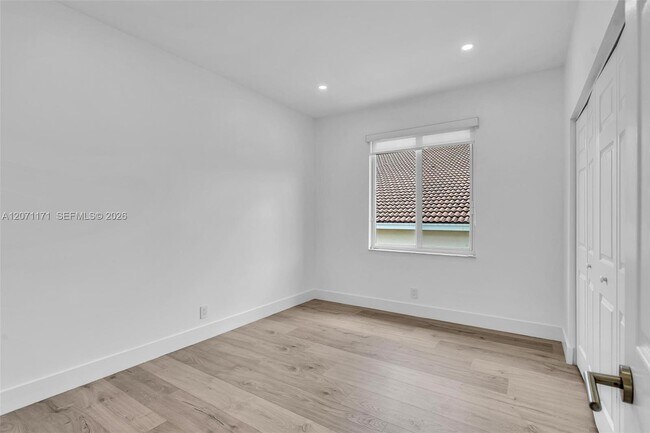 Building Photo - 3433 SW 52nd Ave