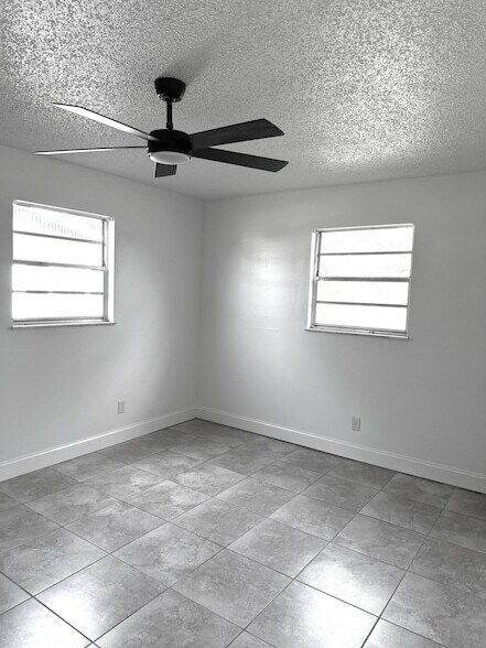Building Photo - 582 NW Sherbrooke Ave