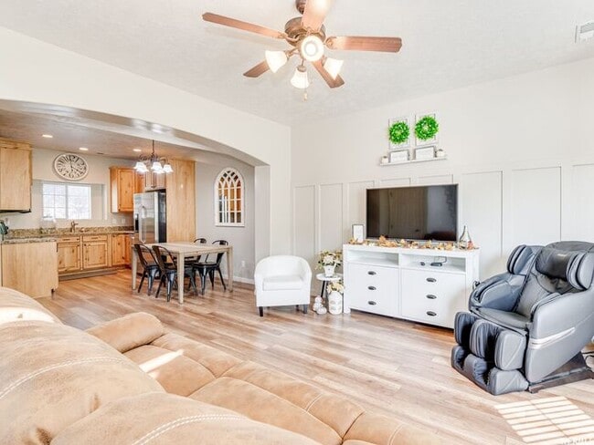 Building Photo - Beautiful Riverton Townhome w 1 car garage...