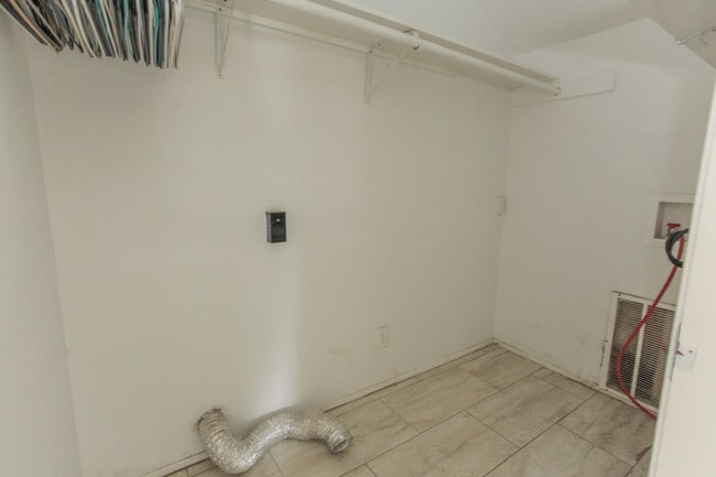 Building Photo - 1305 State St