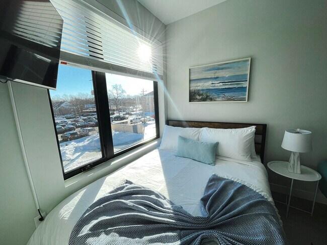 Building Photo - 2530 University Ave