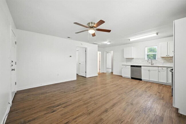 Building Photo - 1206 TX-78 BUS