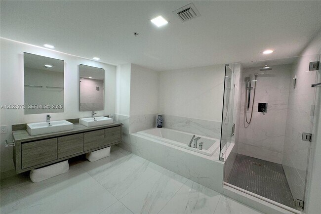 Building Photo - 400 Sunny Isles Blvd