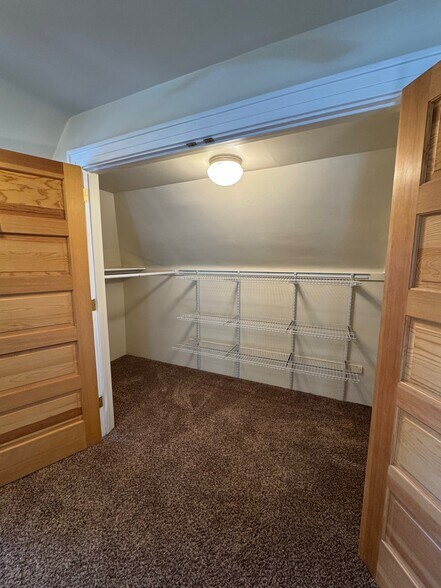 Building Photo - 442 Oneida St