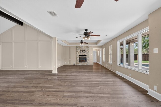 Building Photo - 1400 Emerald Cir