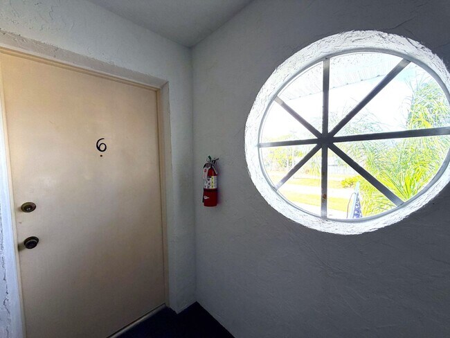 Building Photo - 2/2 STUNNING SEASONAL RENTAL IN SUNNY N. FT. MYERS, FL