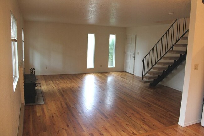 Building Photo - 3 Bed, 1 Bath Duplex in Lake Oswego