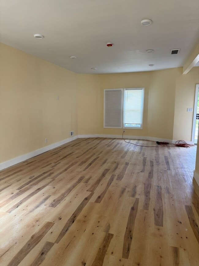 Building Photo - 4 Bedroom 1.5 home near downtown Detroit