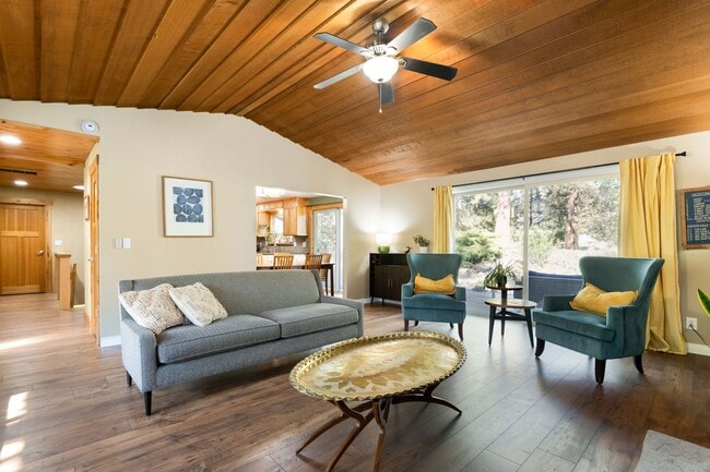 Building Photo - SW Bend Reverse-Living Home on .36 Acres | 5 Bedrooms | 3 Bathrooms