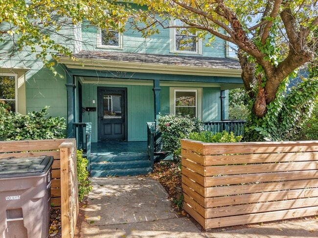 Building Photo - 209 N Spring St