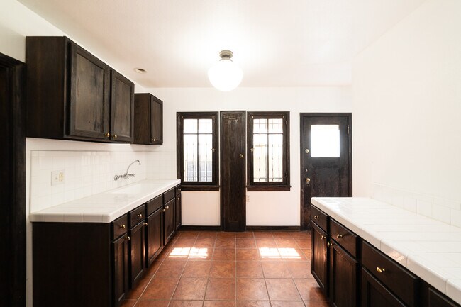 Building Photo - 836 Silverlake Blvd-