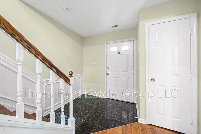Building Photo - 113 Pinecrest Ln