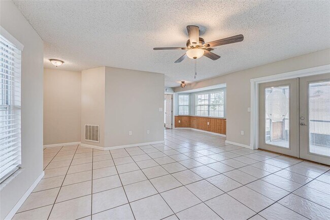 Building Photo - 5010 Larch Ln