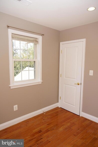 Building Photo - 923 Lewis Ave