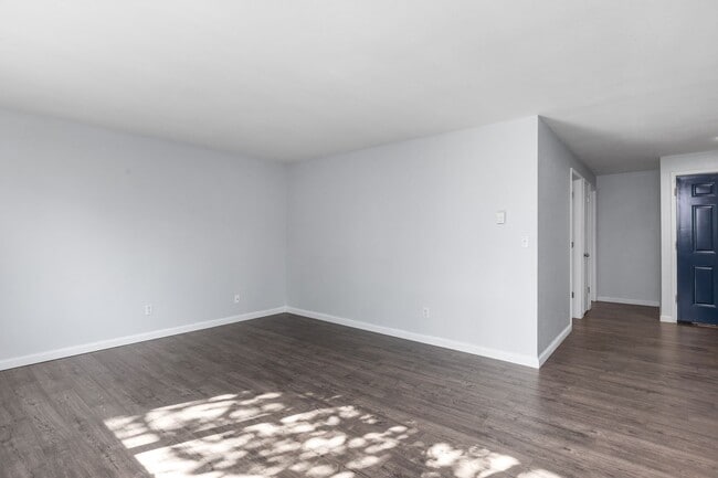 Building Photo - 6118 Kenwood Dr