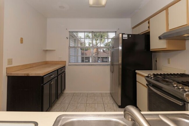 Building Photo - 2bedroom 2 bath townhouse with 2 car garage