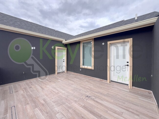 Building Photo - Stunning 3- bed/ 2.5 upgraded luxury townh...