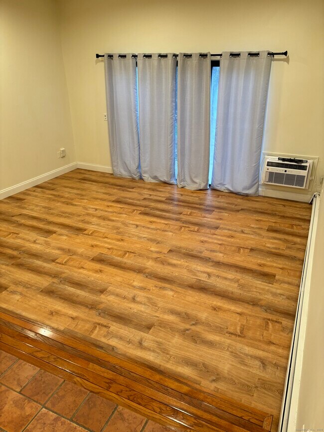 Building Photo - 11 King Arthur Dr