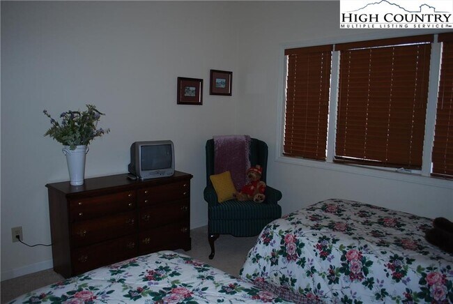 Building Photo - 421 E Landing Dr