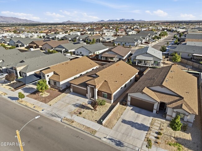 Building Photo - 927 Brass Hl Ave
