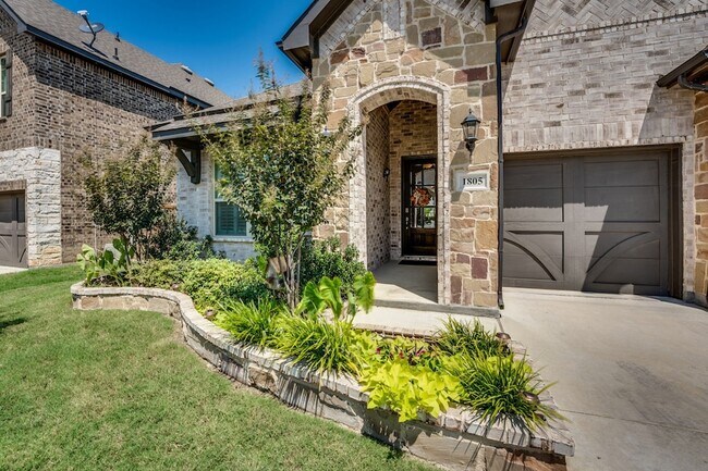 Building Photo - 1805 Shaila Dr