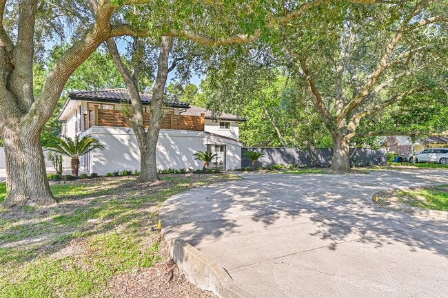 Primary Photo - 1207 Thomas Dr