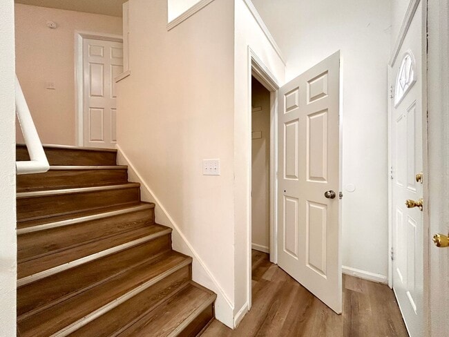 Building Photo - Four Bedroom Duplex in Cascade