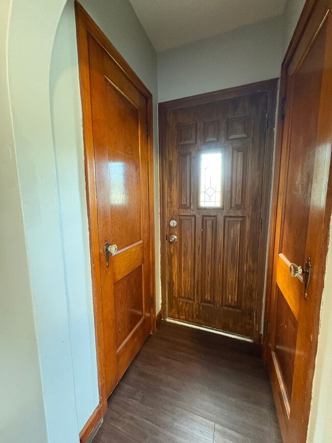 Building Photo - 3 Bed, 1 Bath - House for rent! NO APPLICATION FEES!!!