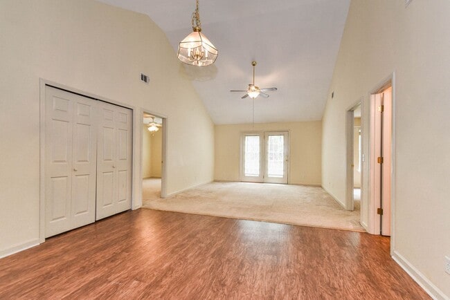 Building Photo - 3 Bedroom, 2 Bath Home with Fully Fenced Yard – Pet Friendly!