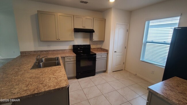 Building Photo - 550 Armoyan Wy