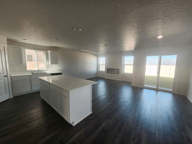 Building Photo - Brand New Construction! 4 bed/2.5 ba Townh...