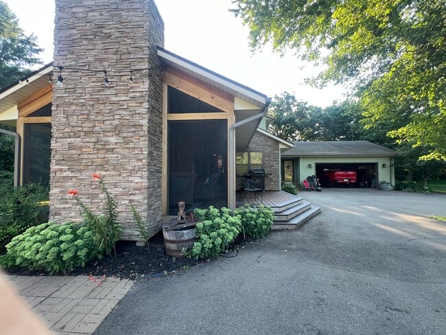 Building Photo - 4596 Lilac Ln N