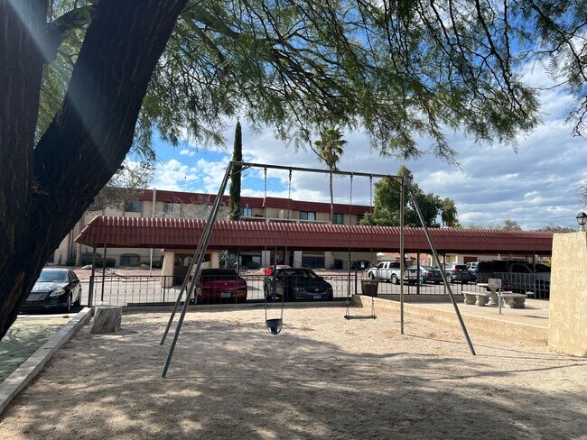 Building Photo - Sharp & Convenient 1 Bed. Condo that Can b...