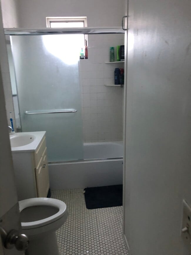 Building Photo - 204 Fellsway W