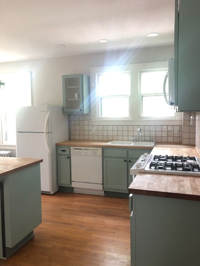 Building Photo - Convenient North location - 3 bedroom, 2 b...