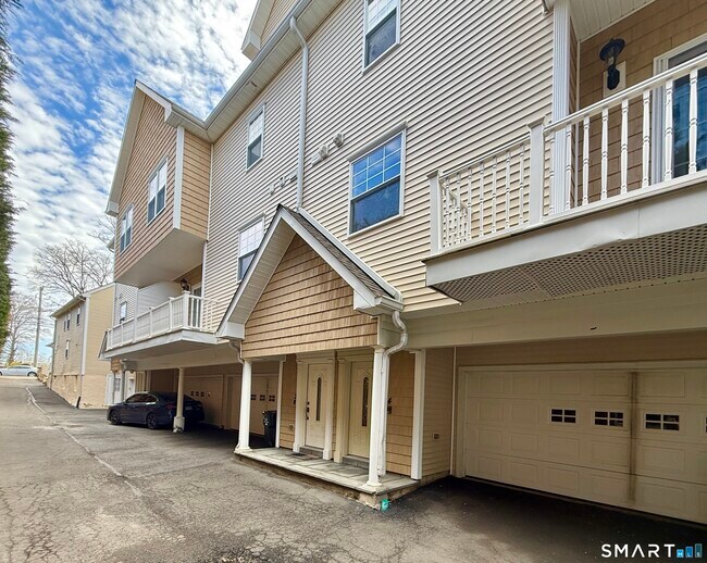 Building Photo - 27 Ferris Ave