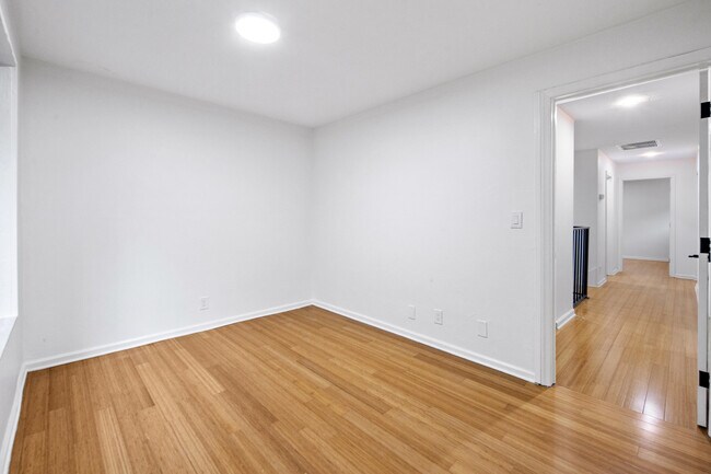 Building Photo - 19 Vía Lago