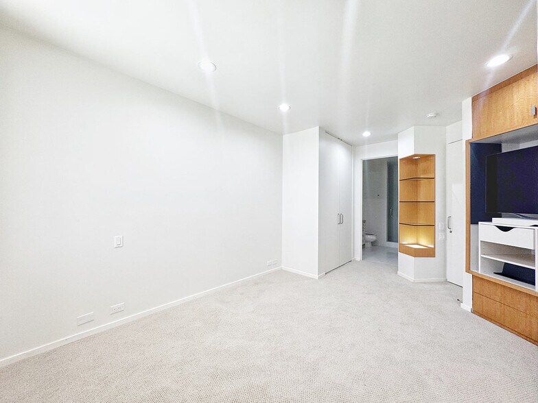 Building Photo - 3505 Ocean Front Walk
