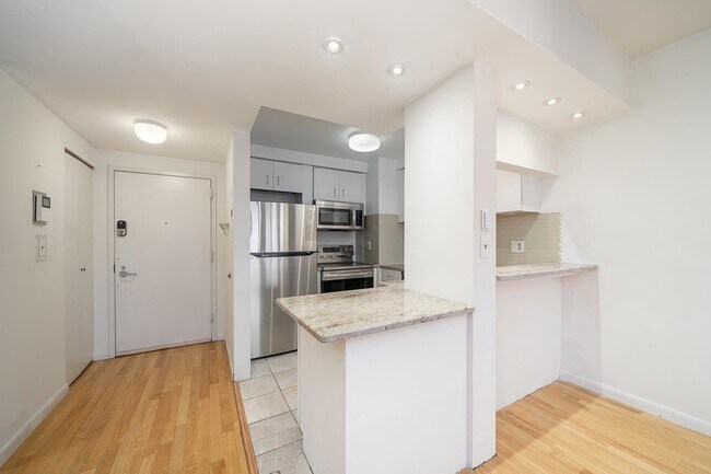 Building Photo - 463 1st St