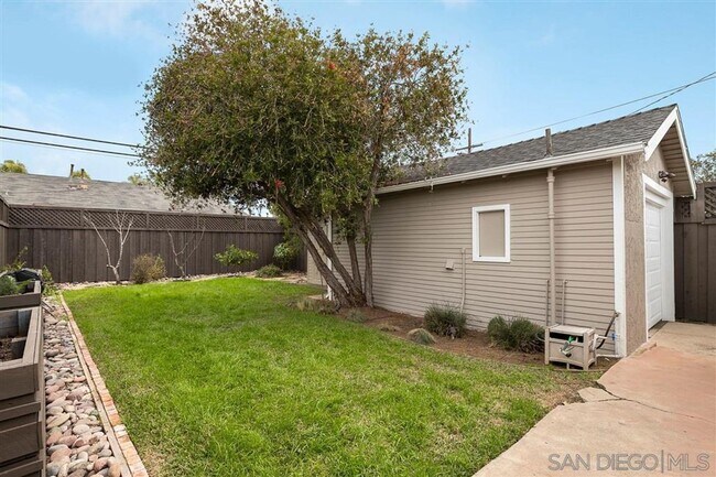 Building Photo - !!!CHARMING 4 BED 1 BATH HOME, DETACHED GA...