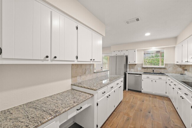 Building Photo - 3711 Fernview Dr