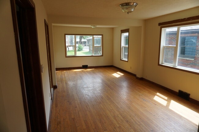 Building Photo - 4 bedroom 1 1/2 bath single family house with yard.