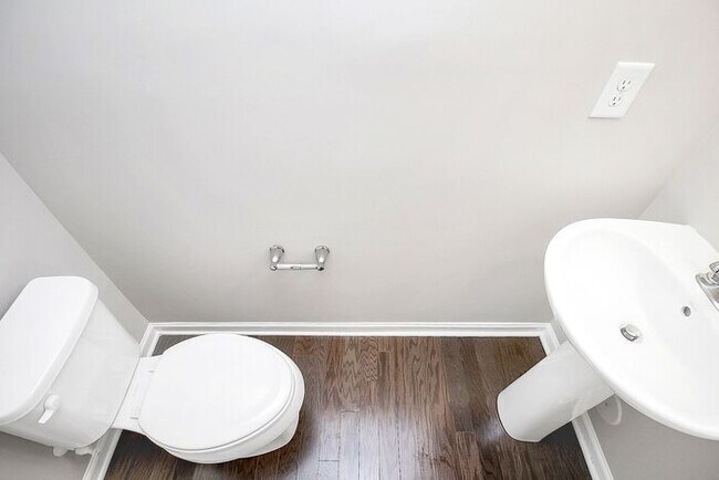 Building Photo - Stunning 3 Story 3BD/2+2HalfBA Townhome in...