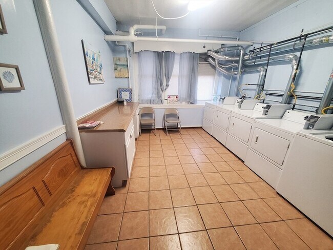 Building Photo - 415 County St